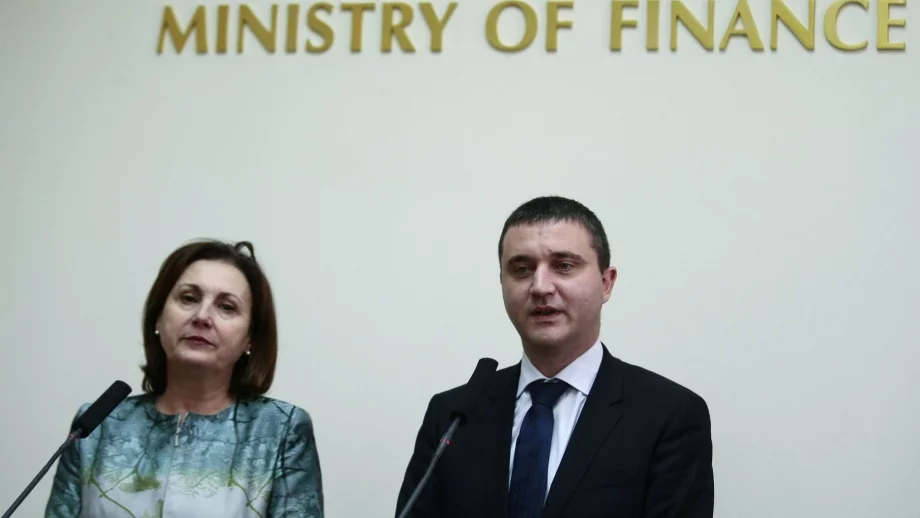 Намаляването на заплати в МВР е необходимо, заявиха Бъчварова и Горанов