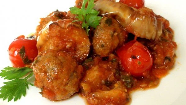 Кюфтенца с патладжани и доматен сос