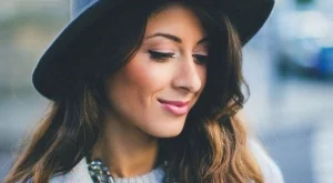 4 "зимни” прически, подходящи за шапка