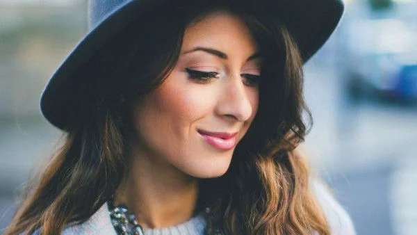 4 "зимни” прически, подходящи за шапка