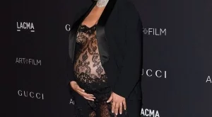 Бременната Ким с прозрачен тоалет