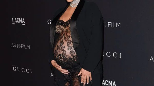 Бременната Ким с прозрачен тоалет