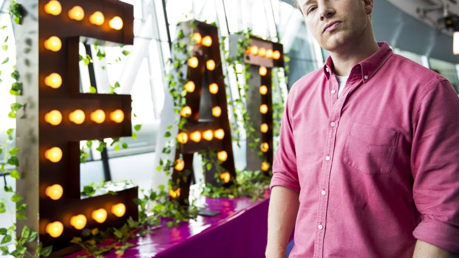 Джейми Оливър затваря шест свои ресторанта заради Brexit 