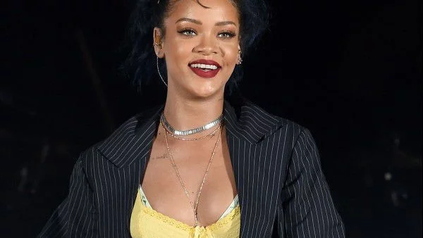 Риана се впуска в бизнеса с грим и стайлинг