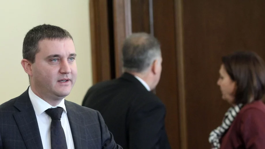 Горанов: Ще опитаме да убедим съда за минималната заплата от 460 лв.