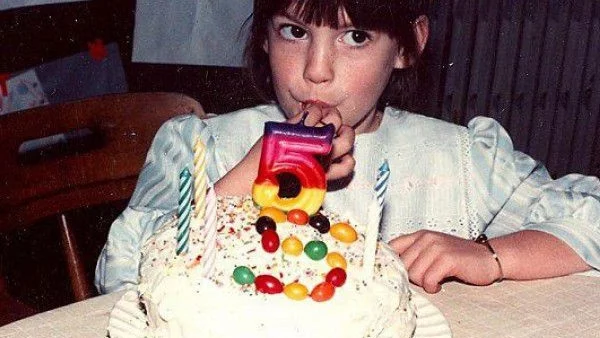 Коя е тази малка рожденичка?