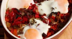 Кавърма със свинско и червени чушки