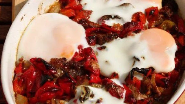 Кавърма със свинско и червени чушки