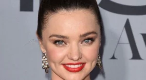 Миранда Кер релаксира със специална постелка