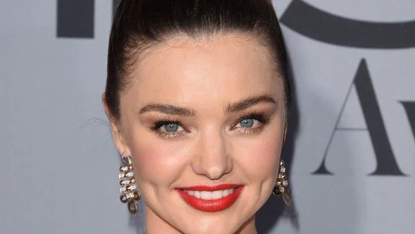 Миранда Кер релаксира със специална постелка