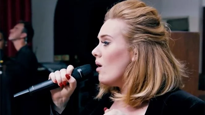 Адел зарадва феновете си с още едно ново парче (видео)