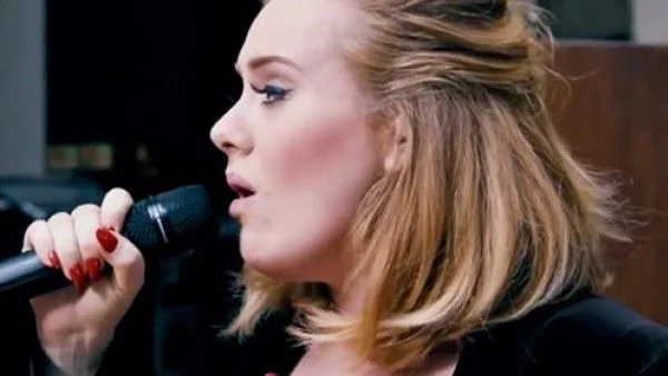 Адел тръгва на турне