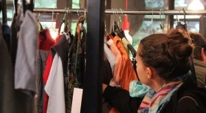Размени старите си дрехи и помогни 