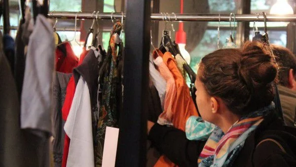 Размени старите си дрехи и помогни 