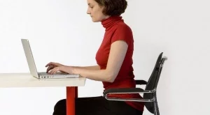 Седенето с изправен гръб било вредно