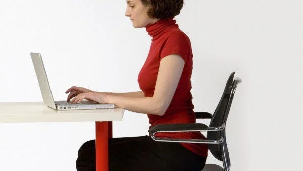 Седенето с изправен гръб било вредно