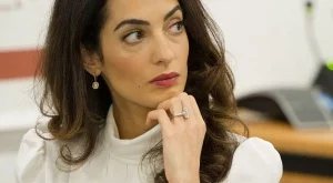 Амал Клуни сменя брачния си пръстен