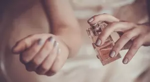 Игра на аромати: Как да наслоите парфюм, така че да създадете свой аромат