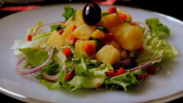 Зелена салата с картофи