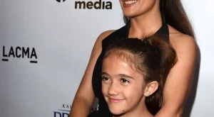 Дъщерята на Салма Хайек дарява косата си на болни