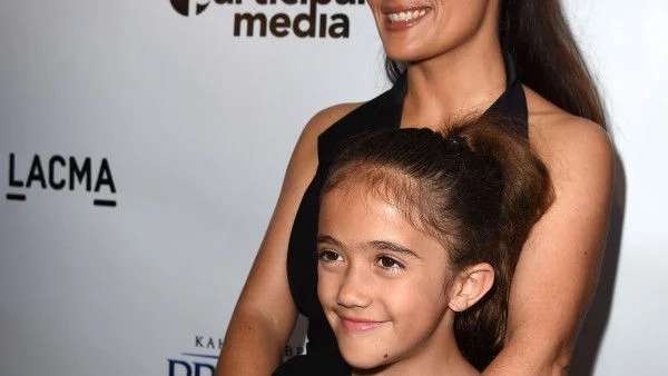 Дъщерята на Салма Хайек дарява косата си на болни