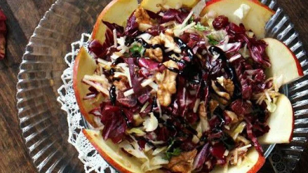 Салата с радичо и ябълки