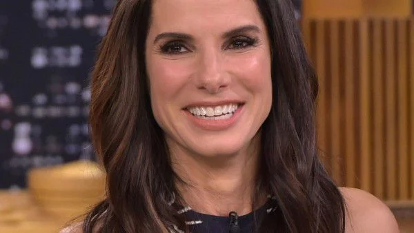 Сандра Бълок осинови и момиченце