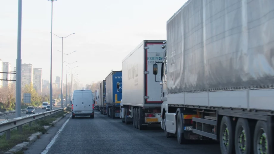 Великобритания пуска "умни" камиони до няколко години