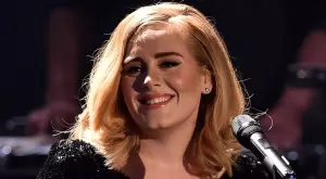 Ето я отслабналата Адел по бански (СНИМКА)