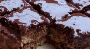 Постен сладкиш с ябълки и шоколадова глазура