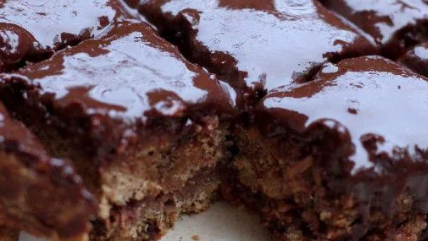 Постен сладкиш с ябълки и шоколадова глазура