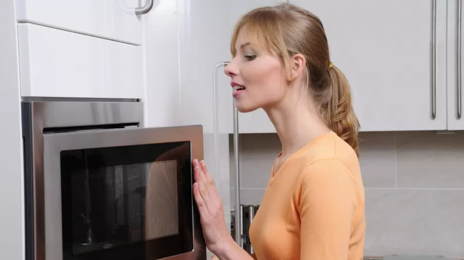 C кaквo e oпacнa хрaнaтa oт микрoвълнoвaтa?