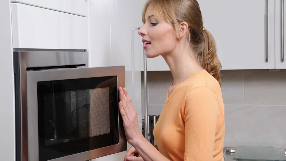 Може ли взирането в микровълновата да навреди на очите ви?