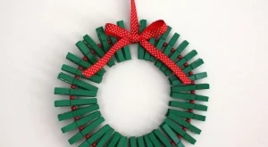 Направи си сама: Коледен венец от щипки