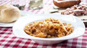 Вкусно свинско с прясно зеле   