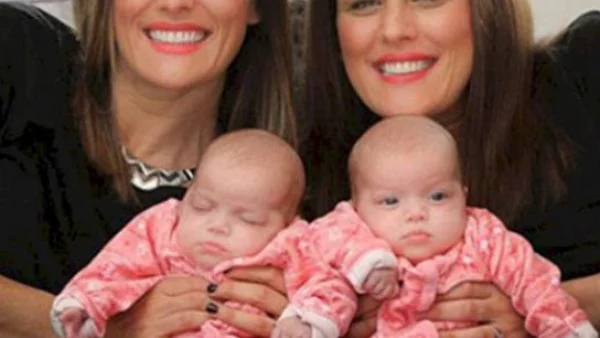 Чудо! Майка ражда близнаци и няма да повярвате какво виждат лекарите