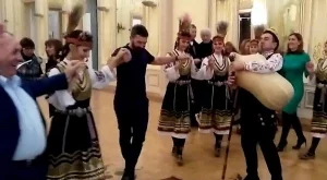 Антонио Бандерас танцува право хоро  (видео)