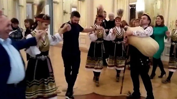 Антонио Бандерас танцува право хоро  (видео)