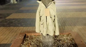 Якета за бездомни по дърветата в София