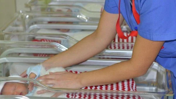 Облякоха новородени в коледни чорапчета в Бургас