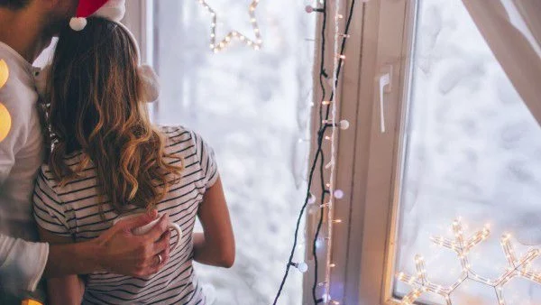 Коледно настроение и върху прозорците