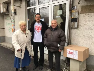 Христо Янев и Анелия донесоха коледното чудо в домовете на нуждаещи се семейства