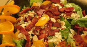 Зелена салата с бадеми,мандарини и бекон
