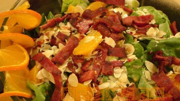 Зелена салата с бадеми,мандарини и бекон