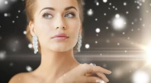 Хитовите тенденции в празничните прически и облекло