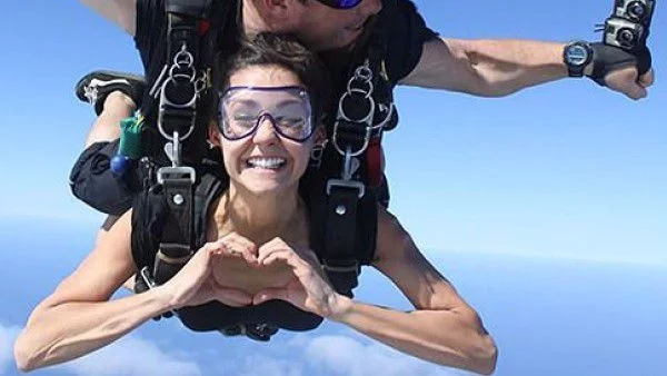 Нина Добрев скочи от 4000 метра (видео)