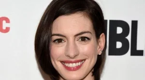 Вижте бременната Ан Хатауей по бански