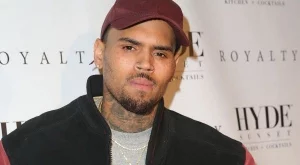 Крис Браун отново налетял на жена