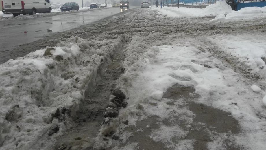 АПИ: Пътните настилки са мокри, на места заледени