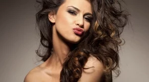 Как да накъдрим косата си с тениска